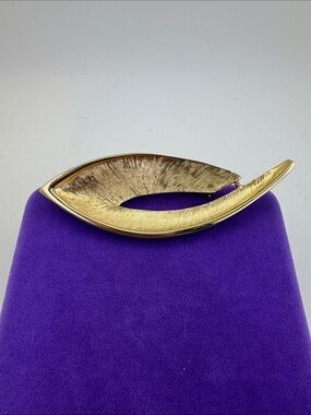 💛 Vintage Trifari Gold Plated Leaf-Shape Brooch